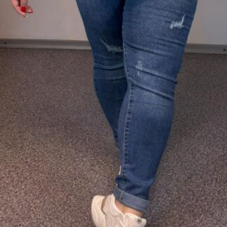 JEANSY Z ŁAŃCUSZKIEM